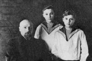 Николай Рерих с сыновьями