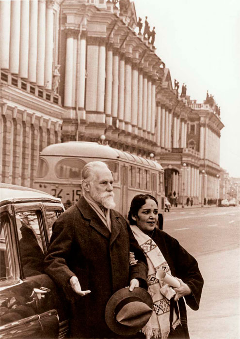 Святослав Николаевич Рерих и Девика Рани около Государственного Эрмитажа. Ленинград, Набережная Невы, январь 1975