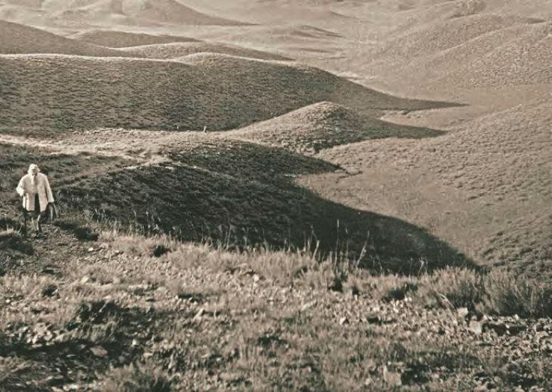 Н.К. Рерих в окрестностях горы Наран-обо. Внутренняя Монголия, 1935