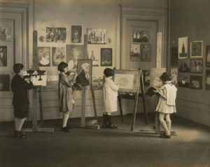 Занятия детской студии Института объединенных искусств при Музее Н.К. Рериха в Нью-Йорке. 1930-е гг.